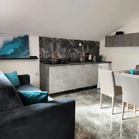 Orhidelia Apartment *