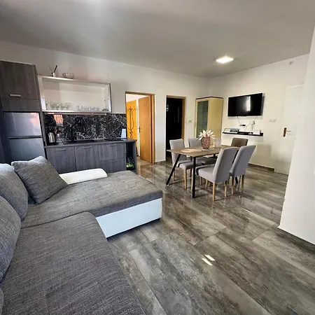 Orhidelia Apartment *